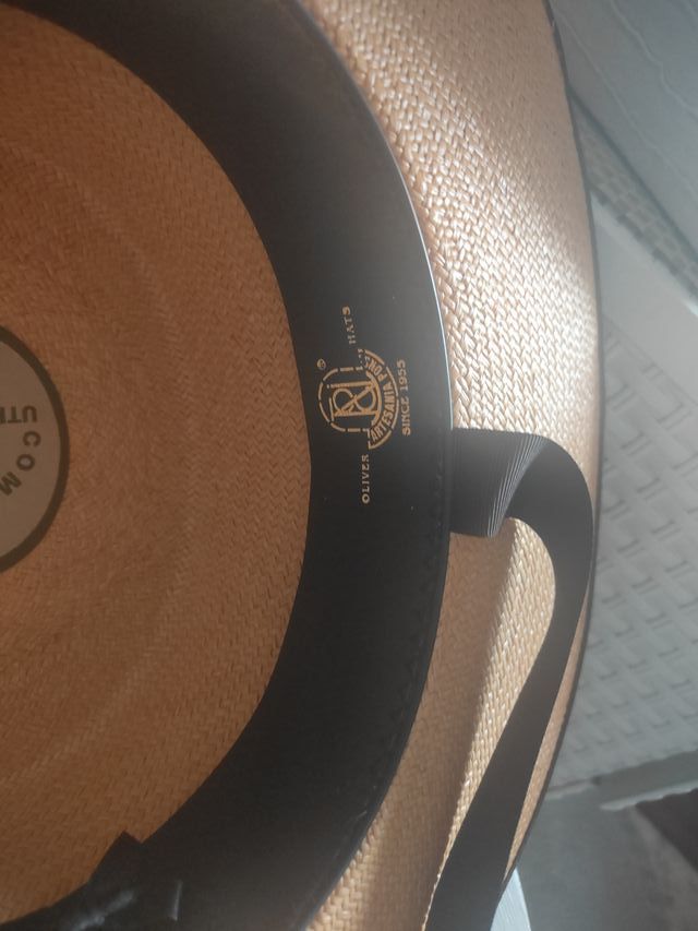 Falda marrón amazona y sombrero.