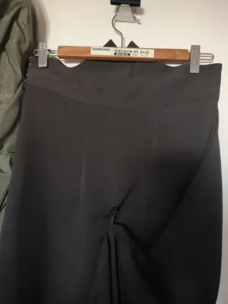 Falda marrón amazona y sombrero.