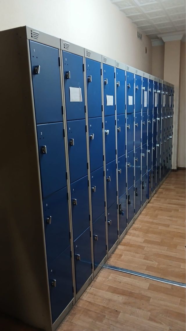 Taquillas metálicas azules y grises