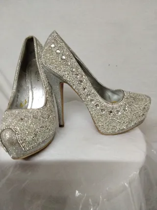 Zapatos de fiesta plateados con pedrería