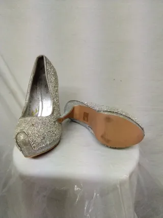 Zapatos de fiesta plateados con pedrería