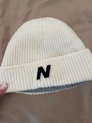 Gorro New Balance Blanco y Gris Talla Única