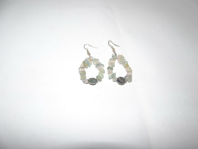 Pendientes hechos a mano con alambre y piedras