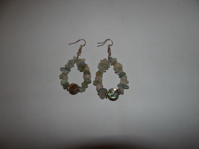 Pendientes hechos a mano con alambre y piedras