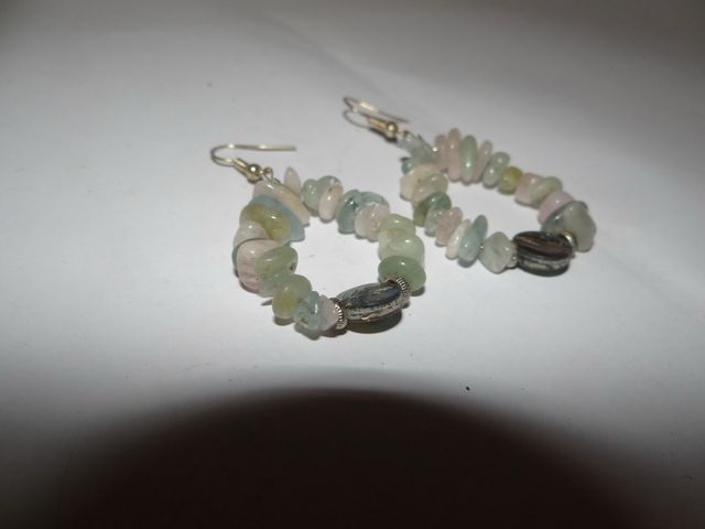 Pendientes hechos a mano con alambre y piedras