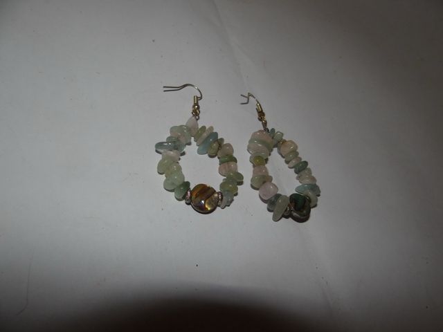 Pendientes hechos a mano con alambre y piedras