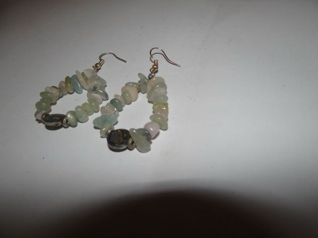 Pendientes hechos a mano con alambre y piedras