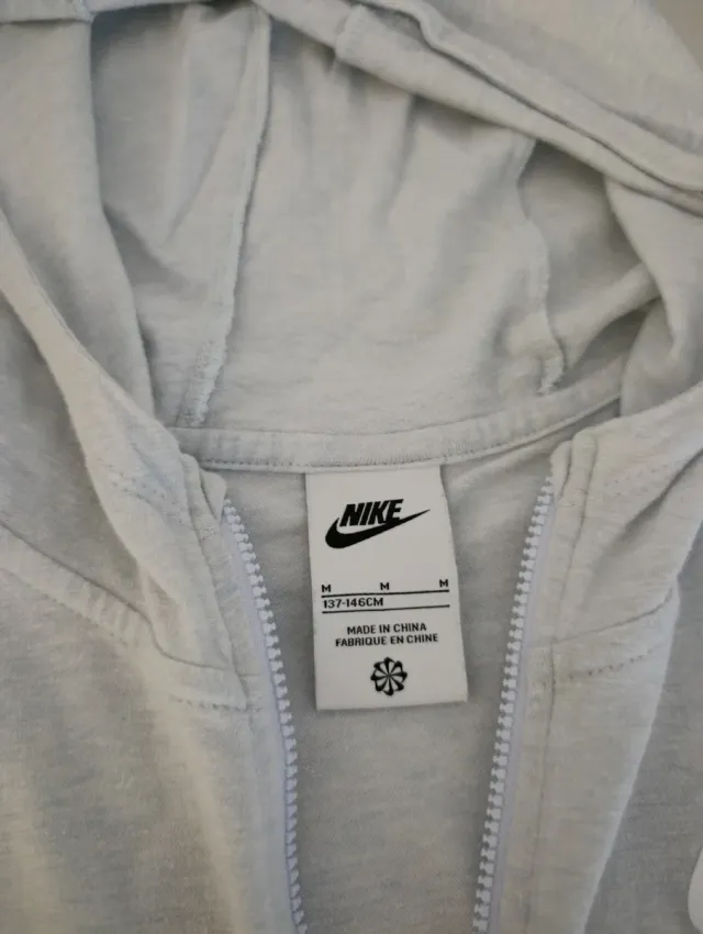 Chaqueta Nike con cremallera y capucha