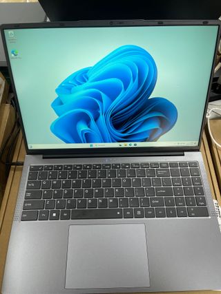 Portátil 15.6 i5-8210Y, 16GB RAM, SSD 512GB P4