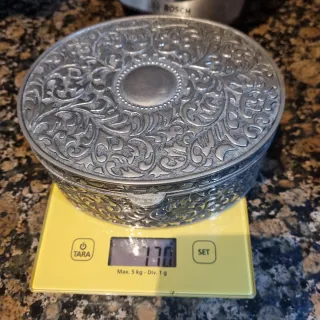 Caja repujada alpaca antigua 770g