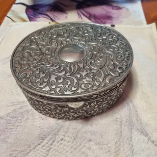 Caja repujada alpaca antigua 770g