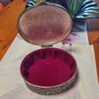 Caja repujada alpaca antigua 770g