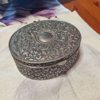 Caja repujada alpaca antigua 770g