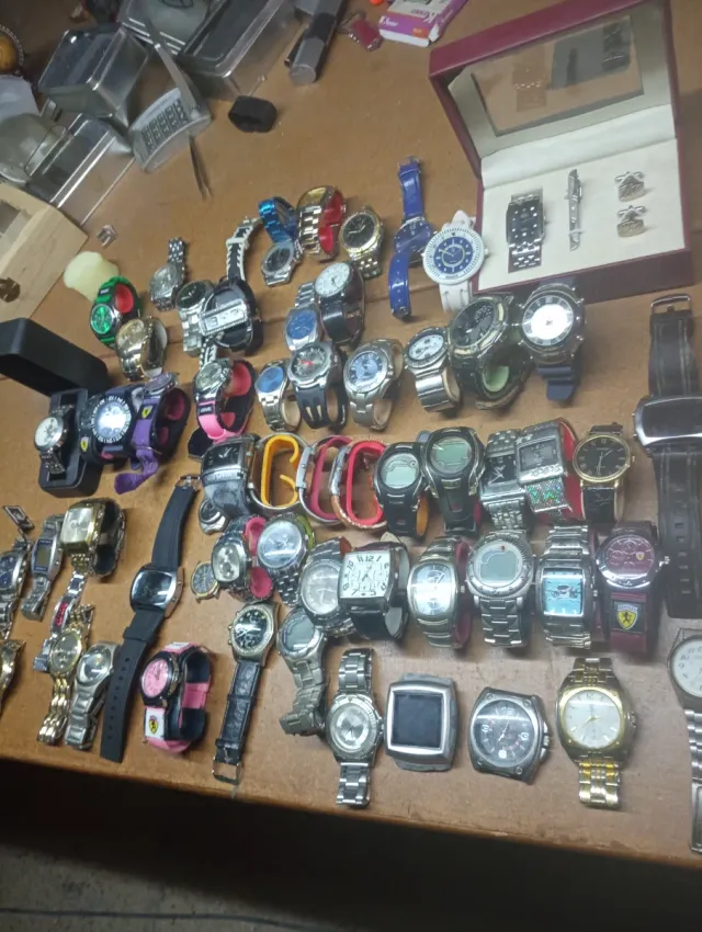 Lote de relojes variados, algunos sin usar,