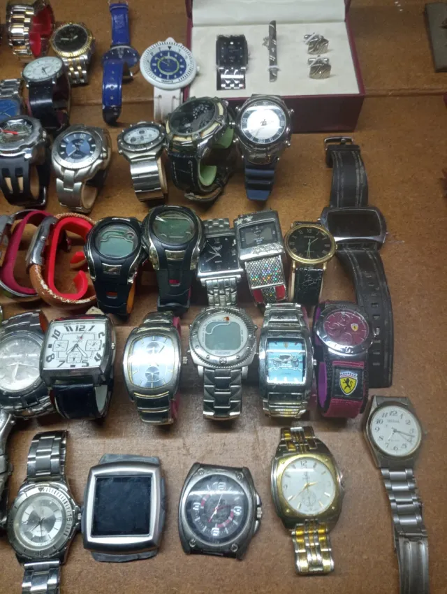 Lote de relojes variados, algunos sin usar,