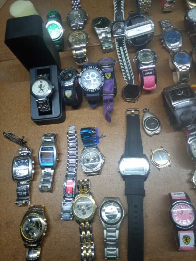 Lote de relojes variados, algunos sin usar,