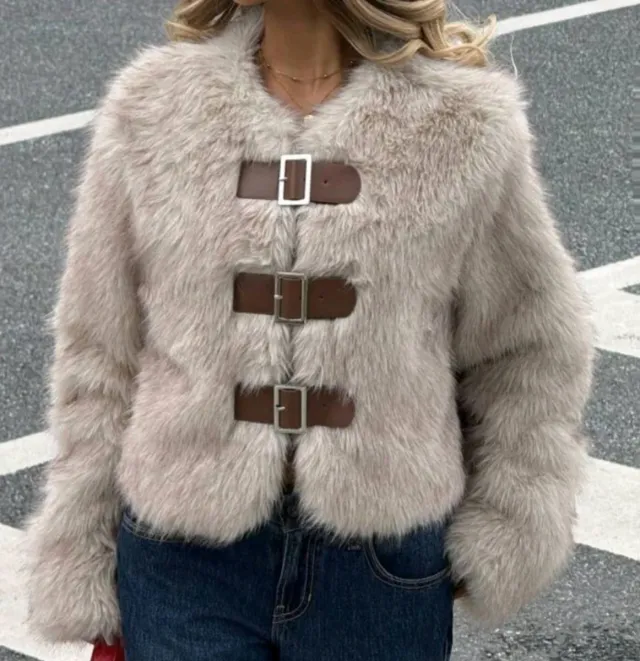 Abrigo de pelo beige con hebillas