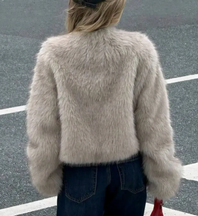 Abrigo de pelo beige con hebillas