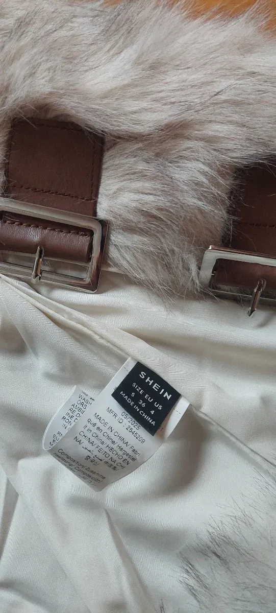 Abrigo de pelo beige con hebillas