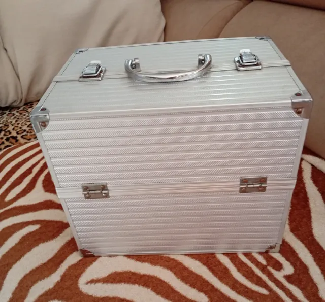 Maletín de maquillaje plateado