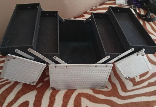 Maletín de maquillaje plateado