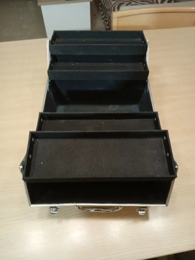 Maletín de maquillaje plateado