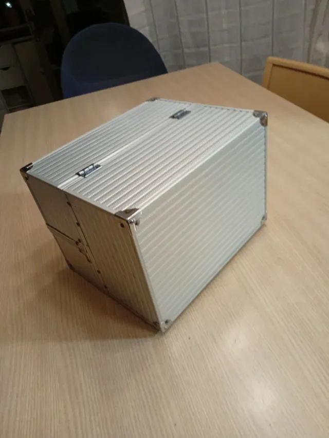 Maletín de maquillaje plateado