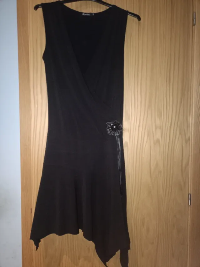 Vestido negro con flor