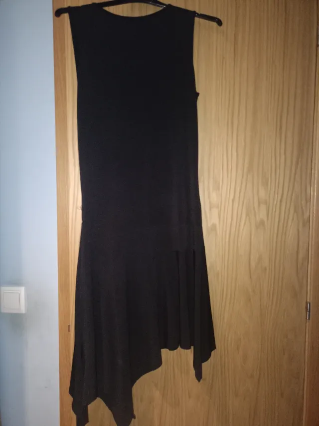 Vestido negro con flor