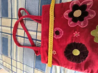 Bolso de terciopelo con flores