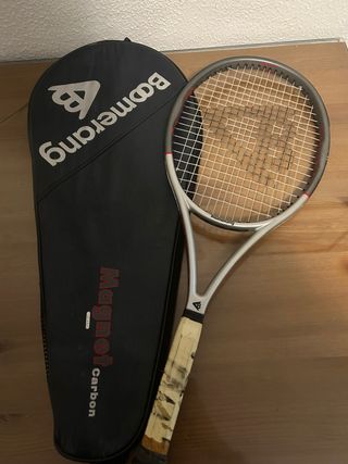 Raqueta de tenis Boomerang Magnet Carbon + funda