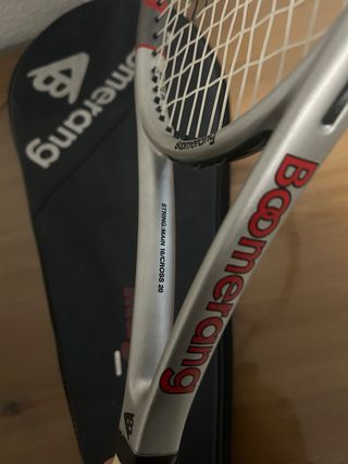 Raqueta de tenis Boomerang Magnet Carbon + funda