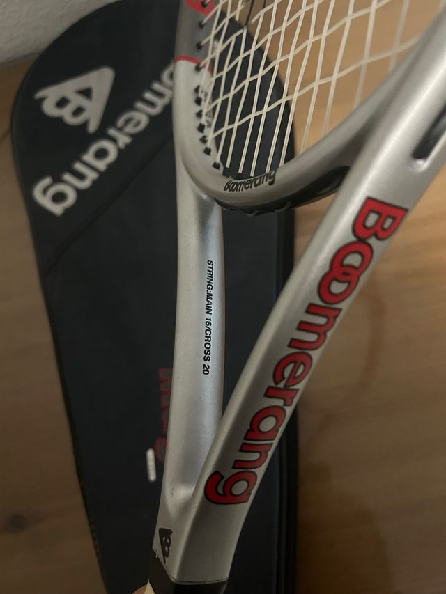 Raqueta de tenis Boomerang Magnet Carbon + funda