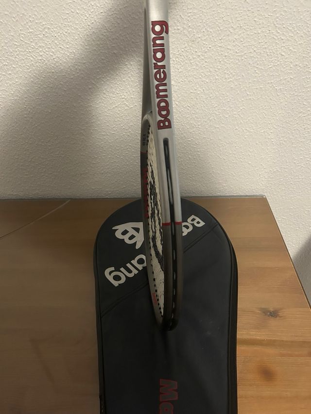 Raqueta de tenis Boomerang Magnet Carbon + funda