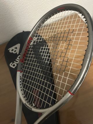 Raqueta de tenis Boomerang Magnet Carbon + funda