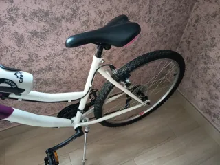 Bicicleta de mujer morada y blanca