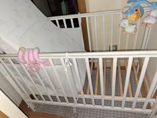 Cuna bebé blanca con diseño luna y estrella