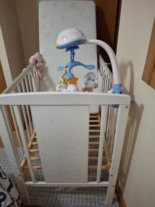 Cuna bebé blanca con diseño luna y estrella