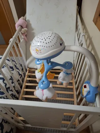 Cuna bebé blanca con diseño luna y estrella