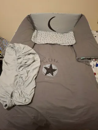 Cuna bebé blanca con diseño luna y estrella