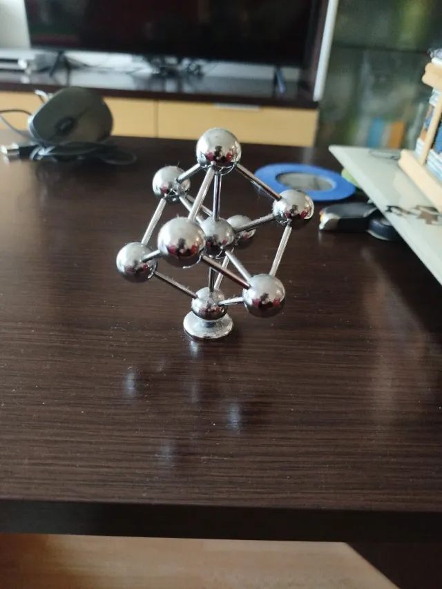 Figura atómica metálica Atomiun Bruselas