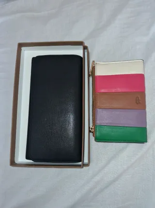 Cartera de piel negra y monedero multicolor