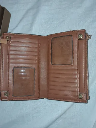 Cartera de piel negra y monedero multicolor