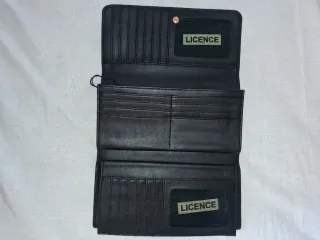 Cartera de piel negra y monedero multicolor