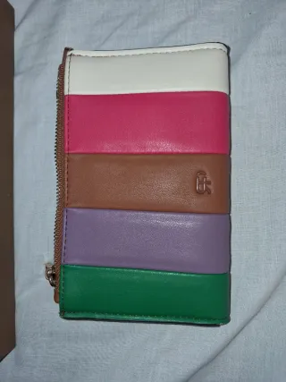 Cartera de piel negra y monedero multicolor