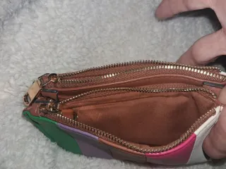 Cartera de piel negra y monedero multicolor