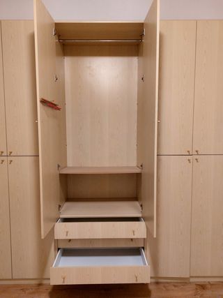 Armadio in legno chiaro