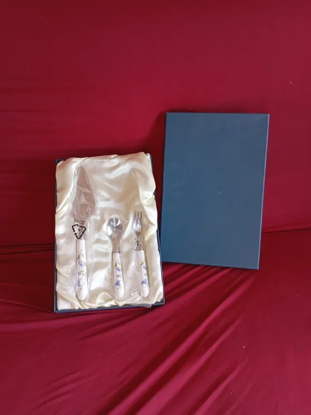 Cubertería de postre floral