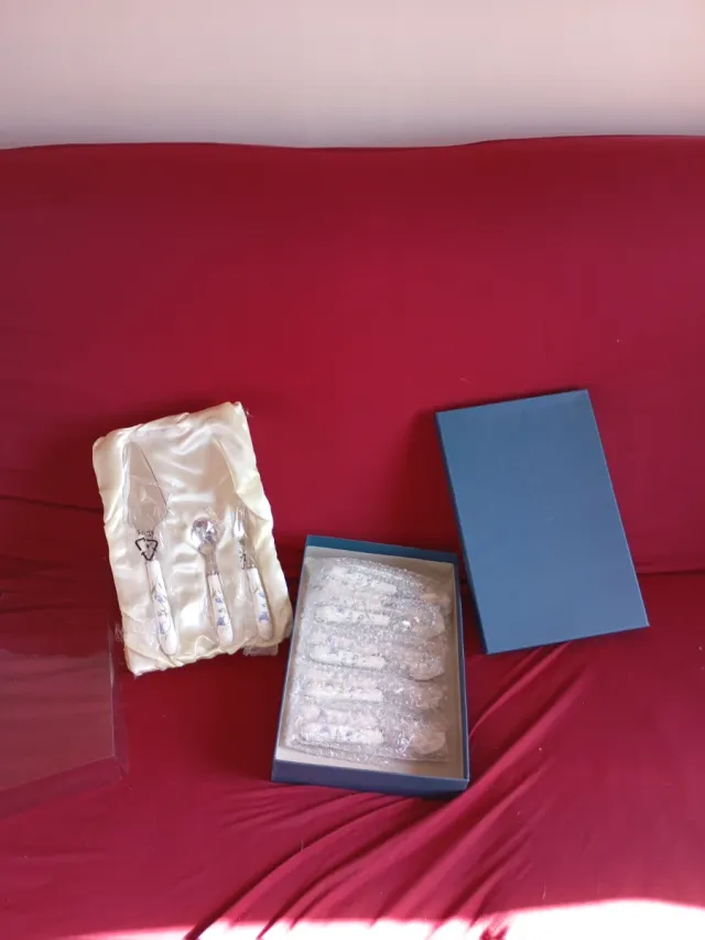 Cubertería de postre floral