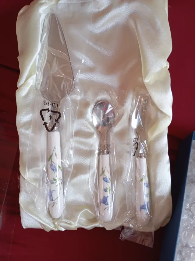 Cubertería de postre floral